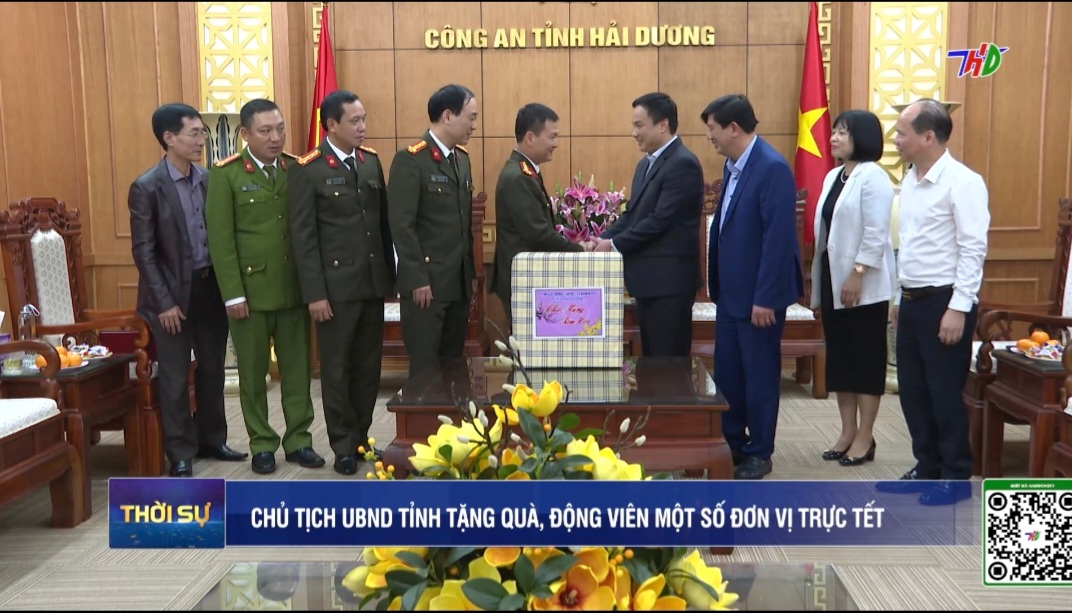 Chủ tịch UBND tỉnh tặng quà, động viên một số đơn vị trực Tết
